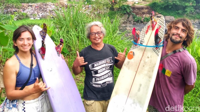 Ade Rabig (gondrong beruban) bersama sejumlah pelanggannya yang mayoritas berasal dari luar negeri
