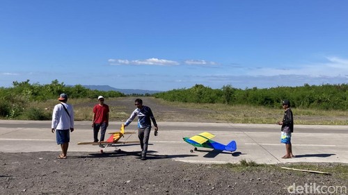 Suasana keseruan komunitas Randa-Rundu Aeromodelling Bali menerbangkan miniatur pesawat terbang mereka di jembatan merah kawasan PKB Klungkung, Bali, Sabtu (30/5/2026).