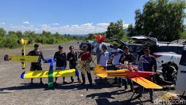 Aeromodelling Bali Suasana keseruan komunitas Randa-Rundu Aeromodelling Bali menerbangkan miniatur pesawat terbang mereka di jembatan merah kawasan PKB Klungkung, Bali, Sabtu (30/5/2026).