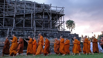 Air Suci Waisak Disemayamkan di Candi Mendut