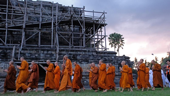 Sejumlah biksu melakukan Pradaksina dengan berjalan mengelilingi candi saat prosesi penyemayaman Air Suci Waisak 2570 BE/2026 di Candi Mendut, Magelang, Jawa Tengah, Sabtu (30/5/2026). Panitia perayaan Waisak menyemayamkan Air Suci yang diambil dari Umbul Jumprit Temanggung bersama Api Dharma yang diambil dari Grobogan sebelum mengaraknya ke Candi Borobudur sebagai sarana pemberkatan Waisak pada Minggu (31/5). ANTARA FOTO/Anis Efizudin/YU