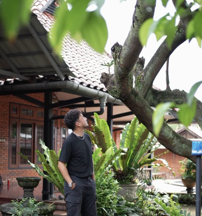 Omesh berencana menata ulang setiap sudut rumah secara bertahap agar sesuai dengan kebutuhan serta karakter keluarganya. Ia berharap rumah baru ini menjadi tempat lahirnya banyak cerita, kebersamaan, dan kenangan indah di masa depan.  (Foto: Instagram/@omeshomesh)