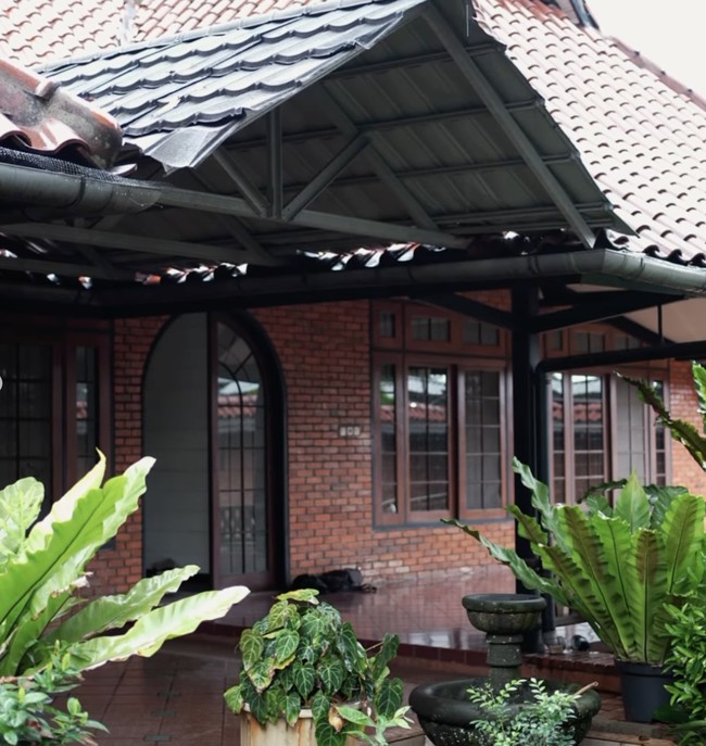 Bangunan hadir dengan dinding batubata terekspos yang memberikan kesan natural dan menyatu dengan alam sekitarnya.  (Foto: Instagram/@omeshomesh)