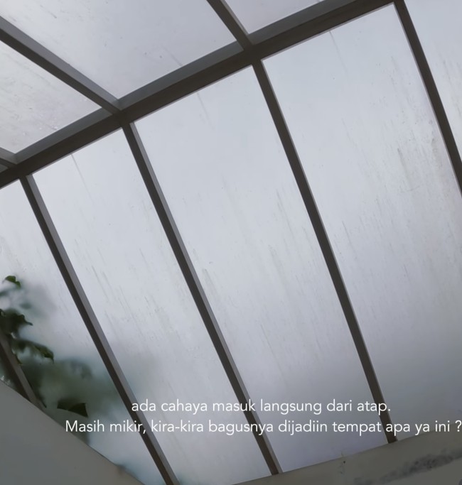 Selain kolam renang, terdapat pula sebuah ruangan dengan atap transparan buram yang memungkinkan cahaya alami masuk ke dalam rumah. Omesh mengaku memiliki rencana untuk mengubah area tersebut menjadi musala keluarga. (Foto: Instagram/@omeshomesh)