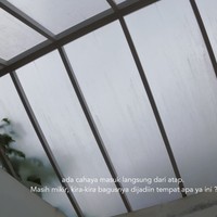 Selain kolam renang, terdapat pula sebuah ruangan dengan atap transparan buram yang memungkinkan cahaya alami masuk ke dalam rumah. Omesh mengaku memiliki rencana untuk mengubah area tersebut menjadi musala keluarga. (Foto: Instagram/@omeshomesh)