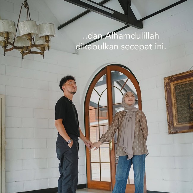 “Qadarullah sebulan setelah pulang haji tanpa sengaja kami mengobrol dengan sahabat kami yang ternyata mau menjual rumah keluarganya, besoknya kami sekeluarga melihat dan sangat cocok dari semua aspek. Melewati proses ini dan itu, ternyata juga Allah cukupkan rejeki kami untuk membeli rumah ini,” tulis Omesh. (Foto: Instagram/@omeshomesh)