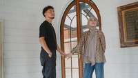 Akhirnya Omesh dan Dian Ayu memutuskan untuk berangkat haji. Siapa sangka, doa Omesh kala di Tanah Suci terkabul secepat ini. Salah satu doa kami ketika berhaji adalah Ya Allah, berikanlah kami rumah yang kami impikan, rumah yang berkah, rumah tempat keluarga kami bertumbuh, rumah yang akan menjadi tempat kami menjalankan ibadah kepada-Mu, tuturnya. Foto: Instagram @omeshomesh