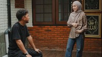 Hampir 6 tahun kami mencari rumah baru dan belum ada yang berjodoh sambil terus menabung, kemudian tahun lalu di 2025 setelah uang mulai terkumpul Ibu meminta kami menunaikan ibadah haji yang berarti akan memotong uang tabungan rumah kami, cerit Omesh dikutip pada Sabtu (30/5/2026). Foto: Instagram @omeshomesh