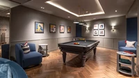 Lalu ada ruang bermain, dengan meja billiard, meja santai, dan meja catur. Foto: Sothebys International Realty via House and Garden