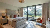 Terdapat 4 suite room dengan kamar mandi dalam. Warna interior yang dipakai adalah earth tone mengikuti suasana lingkungan sekitar. Foto: Sothebys International Realty via House and Garden