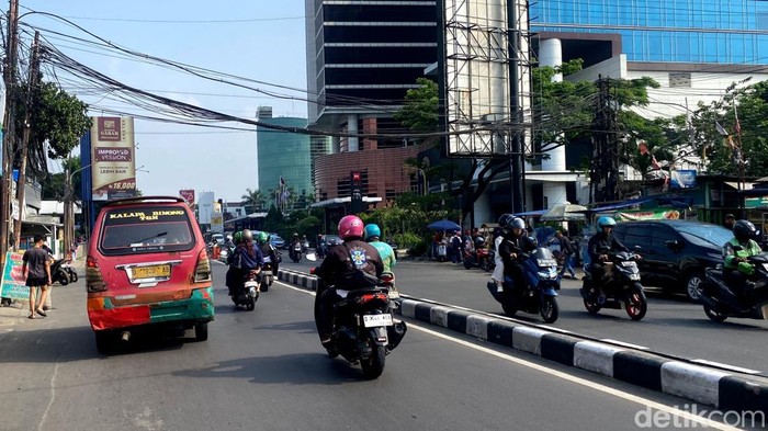 Arus lalu lintas di Jalan Gatot Soebroto ramai lancar.