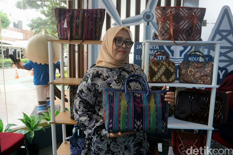 Berawal dari Hobi, Usaha Tas Tenun Batik Indari Jadi Langganan Suvenir BUMN Berawal dari Hobi, Usaha Tas Tenun Batik Indari Jadi Langganan Suvenir BUMN