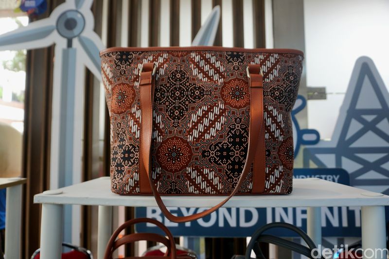 Berawal dari Hobi, Usaha Tas Tenun Batik Indari Jadi Langganan Suvenir BUMN Berawal dari Hobi, Usaha Tas Tenun Batik Indari Jadi Langganan Suvenir BUMN