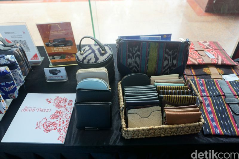 Berawal dari Hobi, Usaha Tas Tenun Batik Indari Jadi Langganan Suvenir BUMN Berawal dari Hobi, Usaha Tas Tenun Batik Indari Jadi Langganan Suvenir BUMN