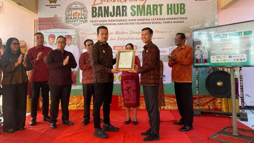 Bupati Jembrana Kembang Hartawan menyerahkan sertifikat pencatatan penciptaan dari Brida Daerah untuk inovasi Banjar Smart Hub, Banjar Warnasari Kelod, Melaya, Jumat (29/5/2026). (Foto: Pemkab Jembrana)