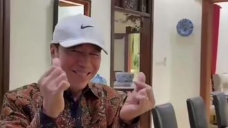 Anak Muda Bikin 'Mas Bahlil Ganteng' di Depan Rumah, Jokowi Ikutan Finger Heart