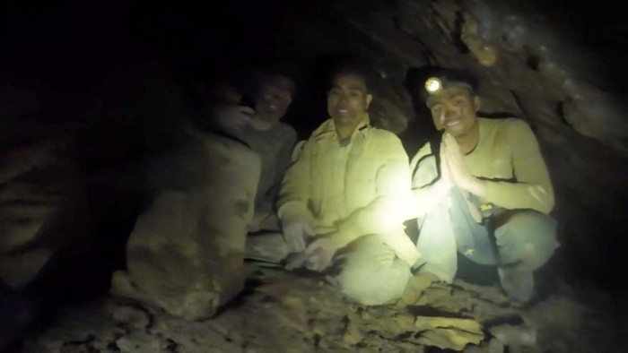 Detik-detik Menegangkan Penyelamatan Penambang Emas di Gua Sempit A rescued man is supported by a volunteer, after seven Lao nationals who had entered a cave to prospect for gold were trapped for more than a week when rising water blocked their exit, in Xaisomboun province, Laos, May 30, 2026, in this screen grab taken from social media video.