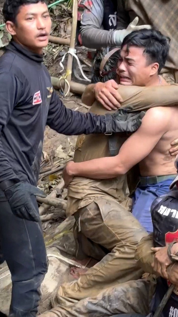 Detik-detik Menegangkan Penyelamatan Penambang Emas di Gua Sempit A rescued man is supported by a volunteer, after seven Lao nationals who had entered a cave to prospect for gold were trapped for more than a week when rising water blocked their exit, in Xaisomboun province, Laos, May 30, 2026, in this screen grab taken from social media video.