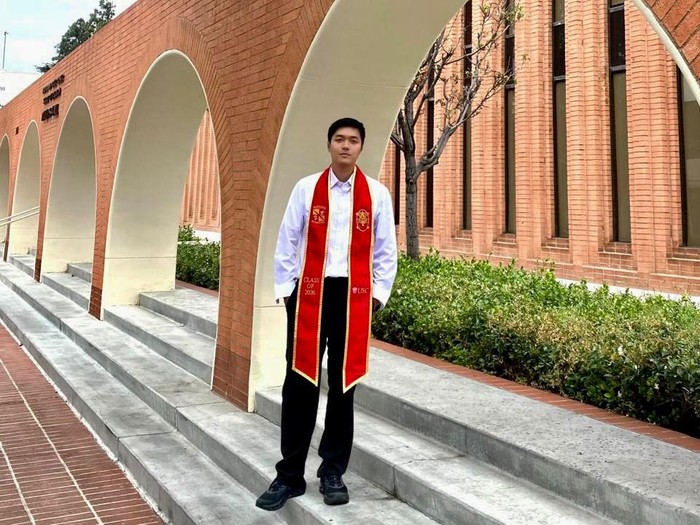 Diah Permatasari hadiri wisuda putra sulung.