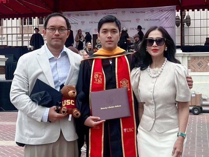 Diah Permatasari Bangga Lihat Anak Raih Gelar Master di USC