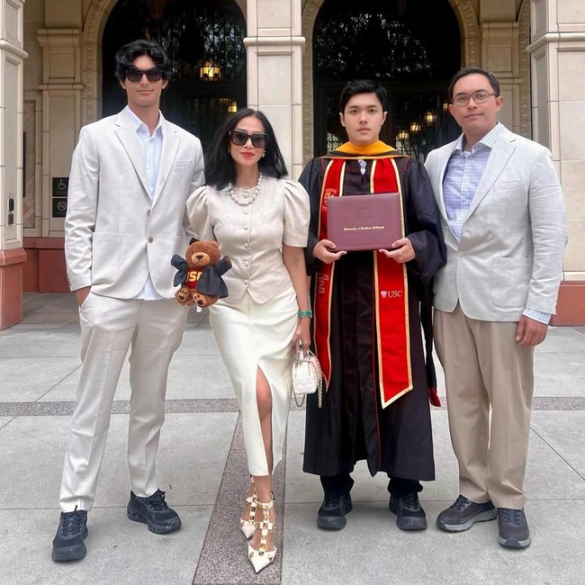 Diah Permatasari Bangga Lihat Anak Raih Gelar Master di USC