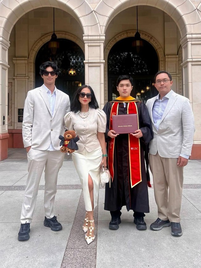 Diah Permatasari Bangga Lihat Anak Raih Gelar Master di USC