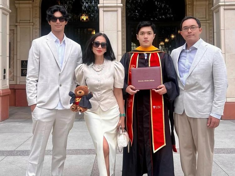 Diah Permatasari Bangga Lihat Anak Raih Gelar Master di USC
