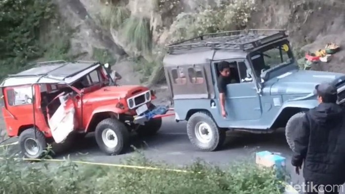 Evakuasi jip yang kecelakaan di jalur letter S Gunung Bromo