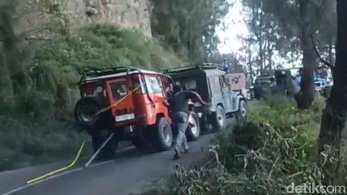 Evakuasi jip yang kecelakaan di jalur letter S Gunung Bromo