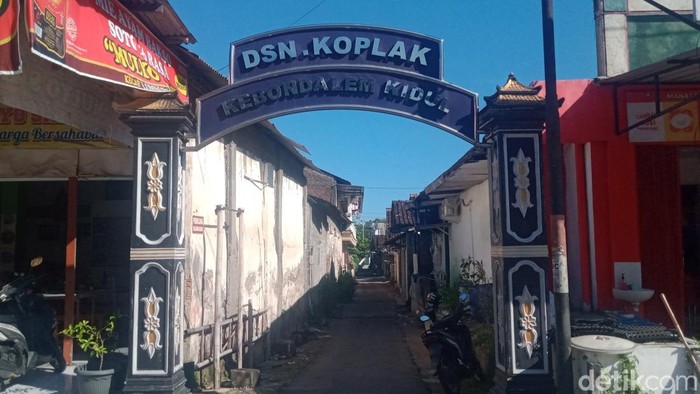 Gapura Dusun Koplak, Desa Kebondalem Kidul, Kecamatan Prambanan, di tepi jalan Jogja-Solo.