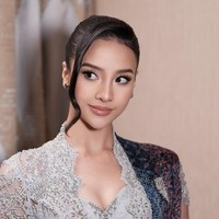 Gaya Anya Geraldine bisa kamu jadikan inspirasi jika ingin kondangan atau menghadiri acara formal dengan nuansa tradisional tapi tetap terlihat kekinian. Foto: Instagram/@anyageraldine