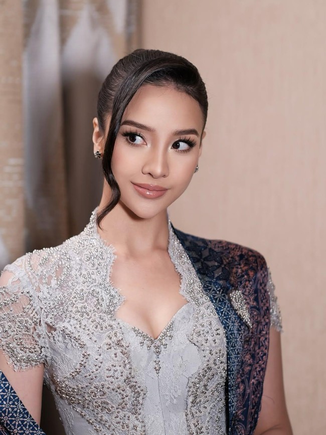Gaya Anya Geraldine bisa kamu jadikan inspirasi jika ingin kondangan atau menghadiri acara formal dengan nuansa tradisional tapi tetap terlihat kekinian. Foto: Instagram/@anyageraldine