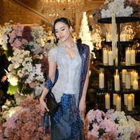 Anya Geraldine tampil berkebaya abu-abu dipadu kain batik saat ketika menghadiri pernikahan salah satu temannya. Foto: Instagram/@anyageraldine
