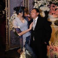 Kebaya kutu baru diberi sentuhan modern dengan modifikasi di bagian lengan dan siluet pas badan. Busana atasan ini semakin cantik berkat taburan payet. Foto: Instagram/@anyageraldine