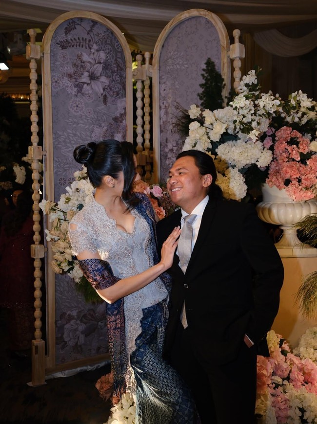 Kebaya kutu baru diberi sentuhan modern dengan modifikasi di bagian lengan dan siluet pas badan. Busana atasan ini semakin cantik berkat taburan payet. Foto: Instagram/@anyageraldine