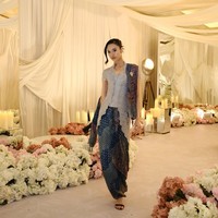 Kain batik warna indigo bergradasi tampak serasi dengan kebaya abu-abu. Selendang batik hadir sebagai pelengkap yang menambah kesan anggun. Foto: Instagram/@anyageraldine
