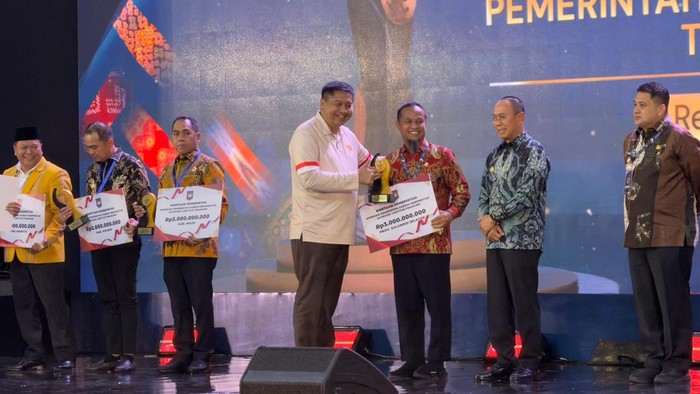 Gubernur Andi Sudirman menerima langsung penghargaan Terbaik 1 Creative Financing 2026 di Kendari. Dokumen Istimewa