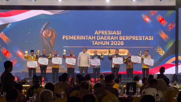 Gubernur Andi Sudirman menerima langsung penghargaan Terbaik 1 Creative Financing 2026 di Kendari. Dokumen Istimewa