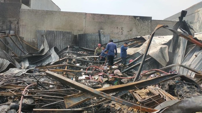 Gudang Shopee di Tropodo Waru Sidoarjo Terbakar, 5 Unit Damkar Dikerahkan