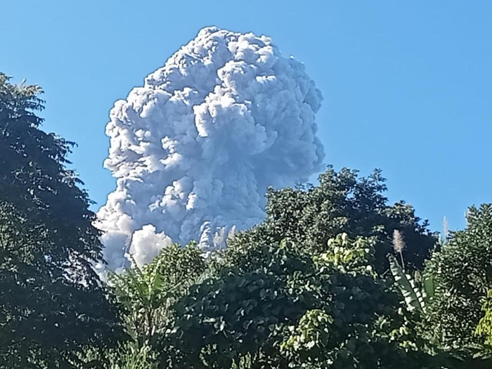Gunung Marapi erupsi, ketinggian abu vulkanik mencapai 2 km (Foto: dok. Pos Pengamat Gunung Api)