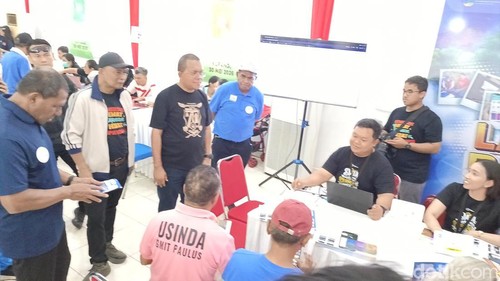 Dirjen Rehsos RI, Supomo, didampingi Gubernur Emanuel Melkiades Laka Lena dan Wagub Johni Asadoma, saat meninjau pemeriksaan kesehatan gratis bagi lansia.