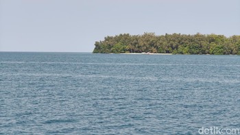 Menggunakan zoom 5x mulai terlihat kapal yang sedang bersandar di pulau seberang. Foto: Virgina Maulita Putri/detikINET