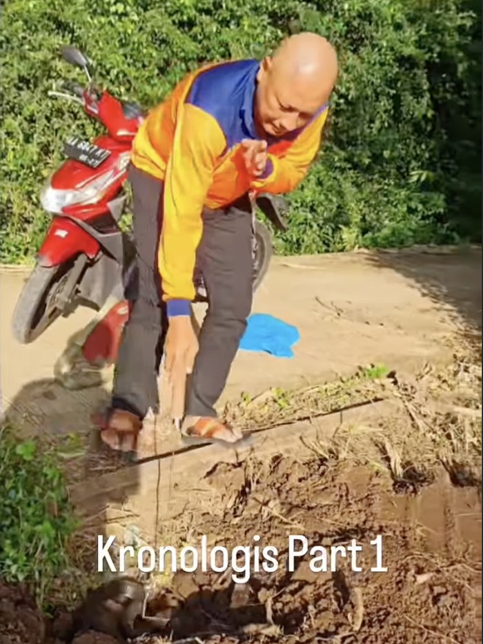 Heru Gundul kena sembur ular kobra.