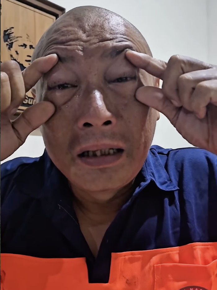 Heru Gundul kena sembur ular kobra.