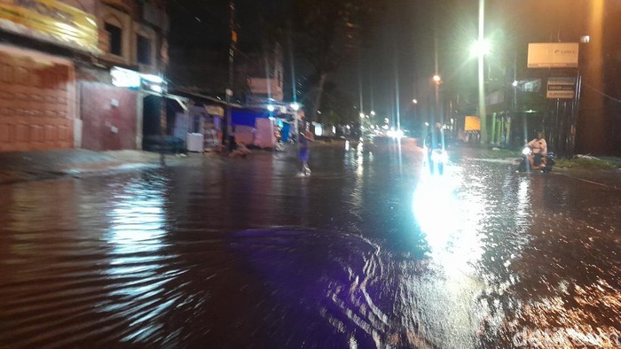Jalan Bhayangkara, Kecamatan Medan Tembung terendam banjir.