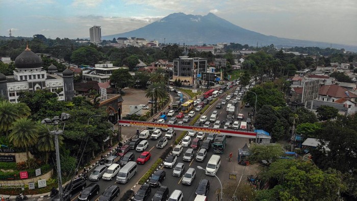 Kepadatan kendaraan menuju kawasan Puncak, Ciawi, Kabupaten Bogor, Jawa Barat, Sabtu (30/5/2026). Sat Lantas Polres Bogor menerapkan rekayasa lalu lintas sistem satu arah secara situasional untuk mengurai kepadatan kendaraan pada libur panjang akhir pekan terkait Hari Raya Waisak dan Hari Kelahiran Pancasila dengan jumlah kendaraan menuju kawasan wisata Puncak Bogor dari jam 00.00 WIB hingga jam 08.00 WIB sebanyak 9.500 unit. ANTARA FOTO/Yulius Satria Wijaya/nym.