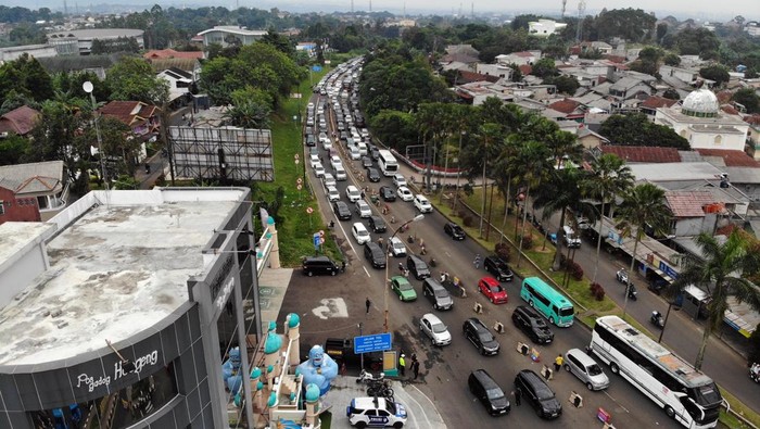 Kepadatan kendaraan menuju kawasan Puncak, Ciawi, Kabupaten Bogor, Jawa Barat, Sabtu (30/5/2026). Sat Lantas Polres Bogor menerapkan rekayasa lalu lintas sistem satu arah secara situasional untuk mengurai kepadatan kendaraan pada libur panjang akhir pekan terkait Hari Raya Waisak dan Hari Kelahiran Pancasila dengan jumlah kendaraan menuju kawasan wisata Puncak Bogor dari jam 00.00 WIB hingga jam 08.00 WIB sebanyak 9.500 unit. ANTARA FOTO/Yulius Satria Wijaya/nym.