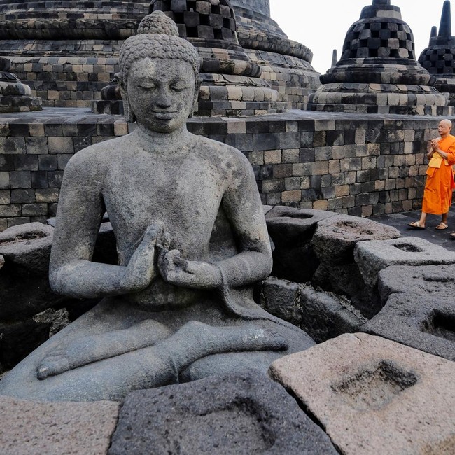 Jelang Waisak, Biksu Ikuti Ritual di Borobudur