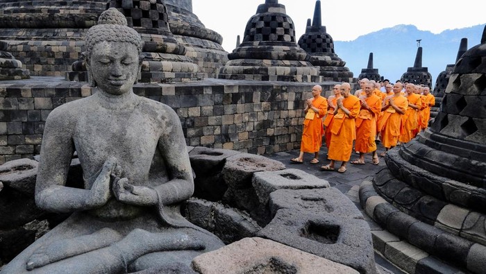 Buddhist monks take part in a circumambulation ritual at Borobudur Temple, the world's largest Buddhist temple, ahead of Vesak Day, marking the birth, enlightenment, and death of Buddha, in Magelang, Central Java Province, Indonesia, May 30, 2026. REUTERS/Andre Hidayat     TPX IMAGES OF THE DAY