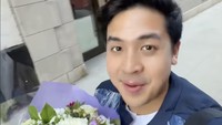 Perempuan spesial itu diketahui bernama Gracia Caroline. Gracia kuliah di Columbia University. Sebelum ke kampus Gracia, Jerome menyempatkan untuk membeli buket bunga. Foto: Instagram @jeromepolin